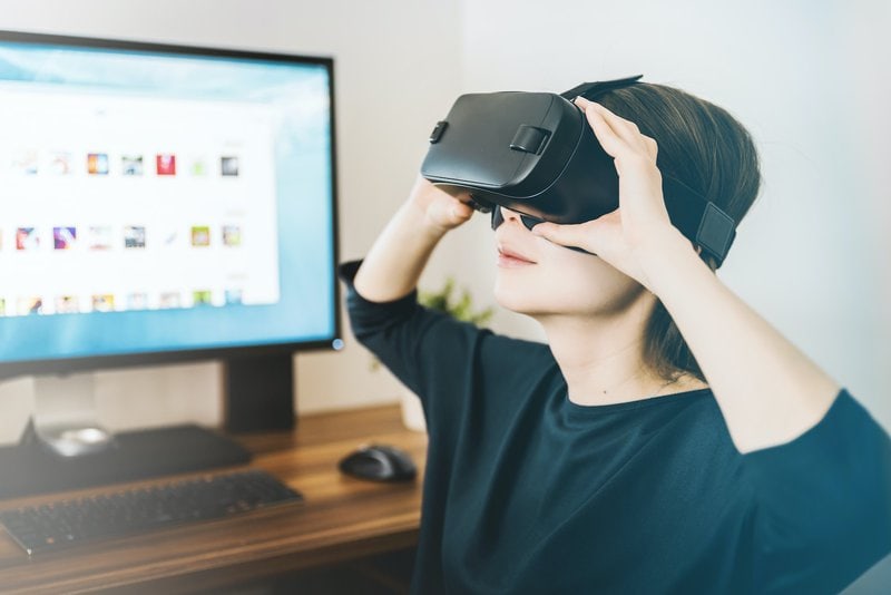 Can Virtual Reality Enhance The E-Commerce Shopping Experience?